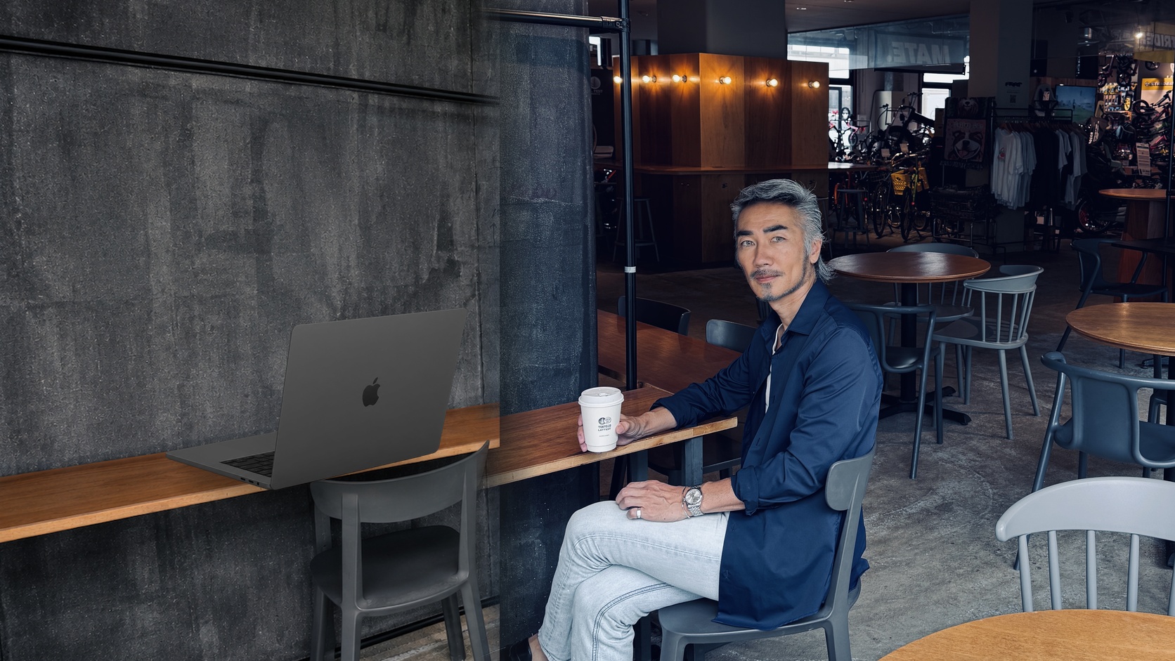 MacBookを配置したヒーロー画像案